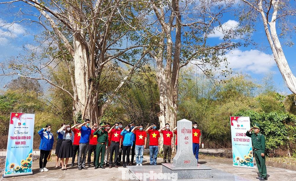 Các đại biểu tham dự Lễ chào cờ tại cột mốc biên giới