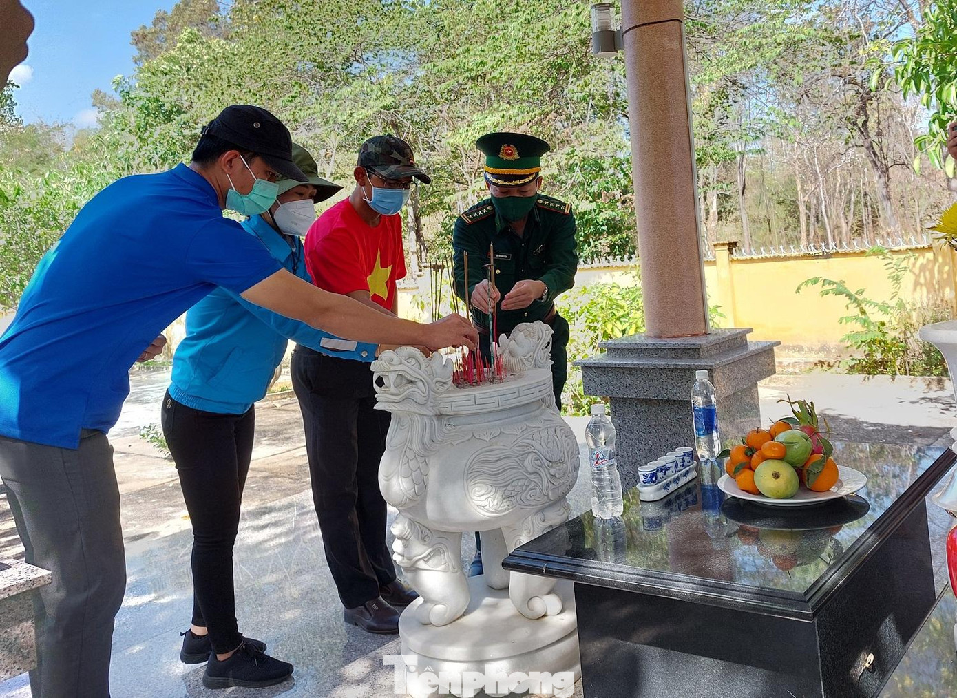 Đại biểu viếng bia tưởng niệm các anh hùng liệt sĩ