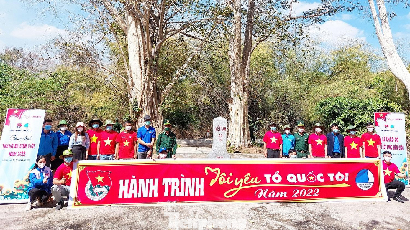 Đại biểu thăm cột mốc biên giới