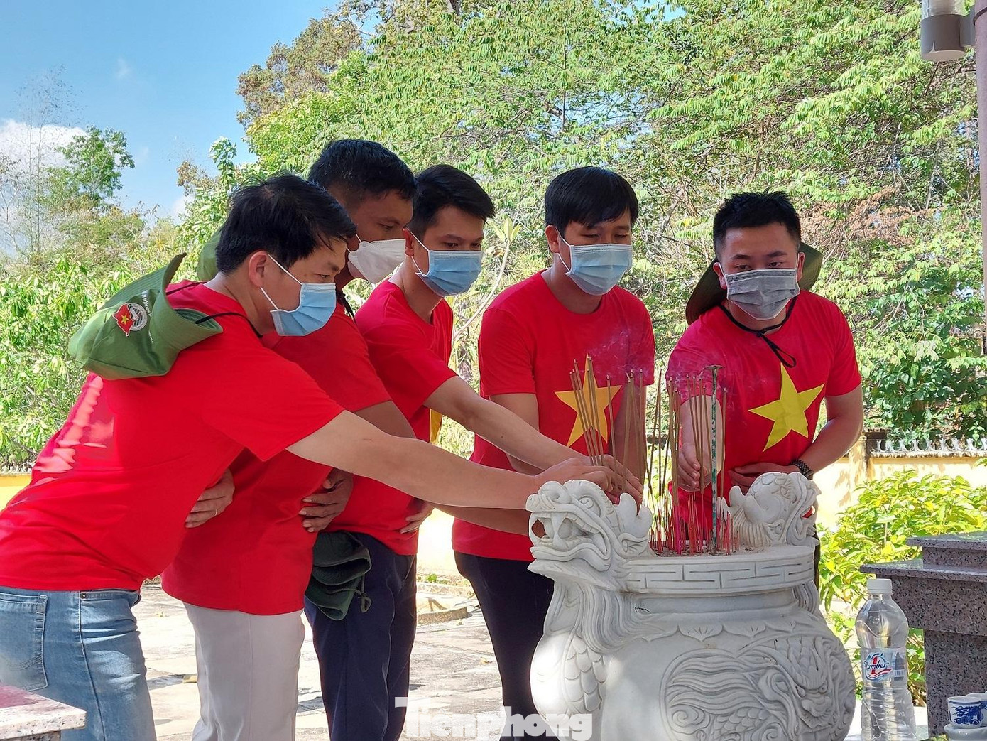 Đoàn viên thanh niên viếng bia tưởng niệm các anh hùng liệt sĩ