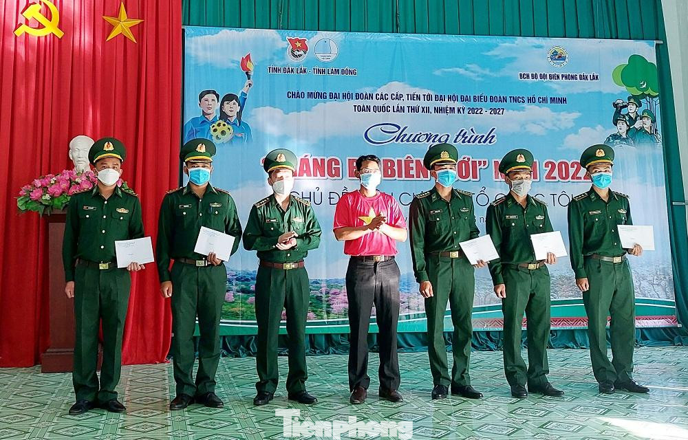 Chiến sĩ đồn biên phòng 743 nhận quà trong chương trình tháng 3 biên giới