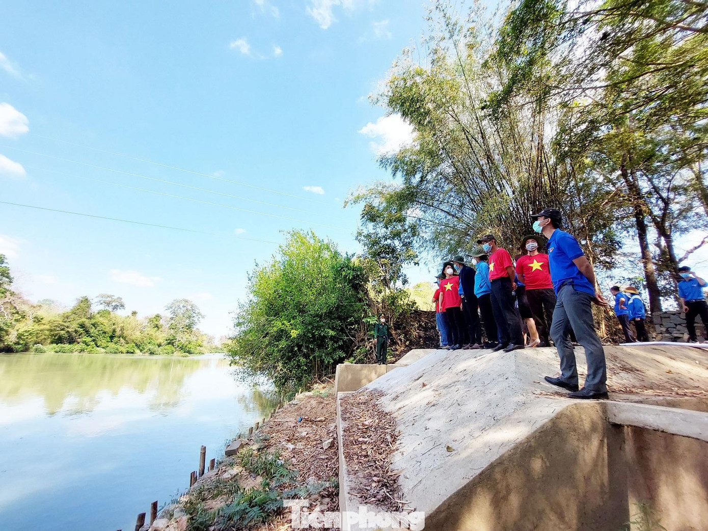 Bến phà vượt sông Sê Rê Pốk