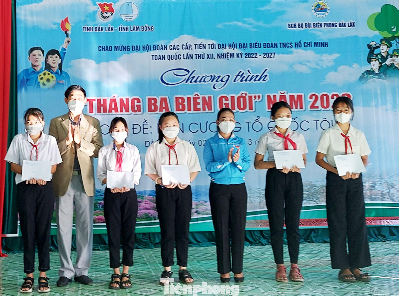 Các em học sinh vượt khó học giỏi được nhận học bổng