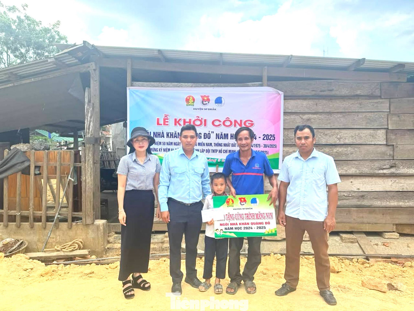 Huyện Đoàn – Hội đồng Đội huyện M’đrắk tổ chức lễ khởi công “Ngôi nhà Khăn quàng đỏ” Huyện Đoàn – Hội đồng Đội huyện M’đrắk tổ chức lễ khởi công “Ngôi nhà Khăn quàng đỏ”
