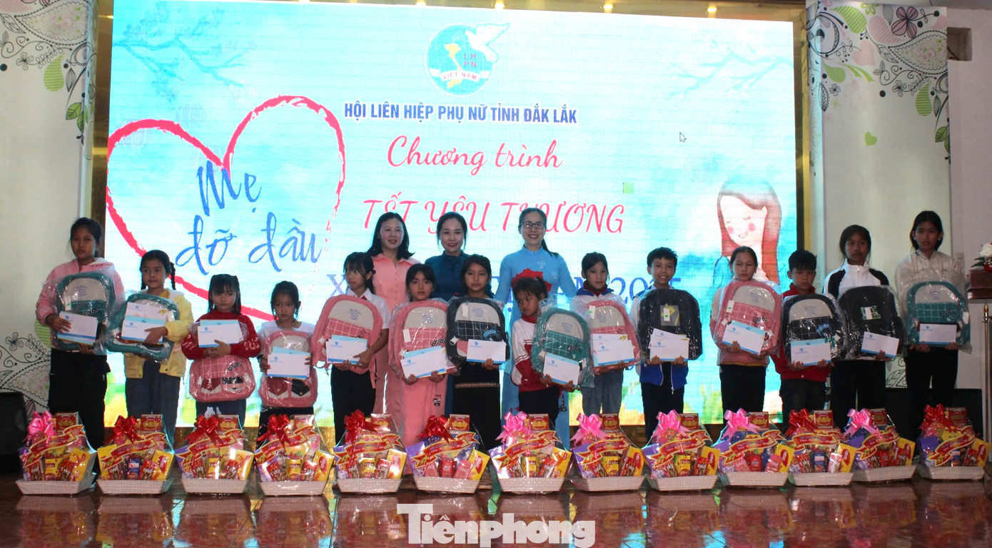 Các em được nhận quà tại chương trình 'Mẹ đỡ đầu - Tết yêu thương'