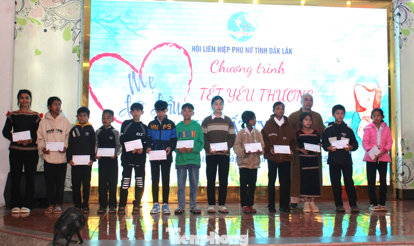 Các em học sinh có hoàn cảnh đặc biệt, vượt khó vươn lên trong học tập được biểu dương