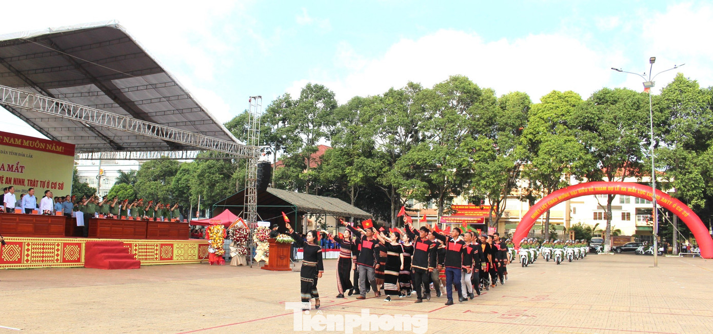 Để phát huy vai trò, vị trí của lực lượng tham gia bảo vệ ANTT ở cơ sở, Trung tướng Lê Quốc Hùng đề nghị cấp ủy, chính quyền các cấp tỉnh Đắk Lắk tiếp tục quan tâm trong đầu tư, mua sắm, trang bị trang phục, bảo đảm các chế độ chính sách, mức hỗ trợ thường xuyên và bố trí địa điểm, nơi làm việc đối với lực lượng này; xem đây là lực lượng “đồng hành”; là “tai, mắt”; là “cánh tay nối dài” của lực lượng công an nhân dân và có vai trò rất quan trọng trong công tác bảo đảm ANTT ngay tại địa bàn cơ sở.