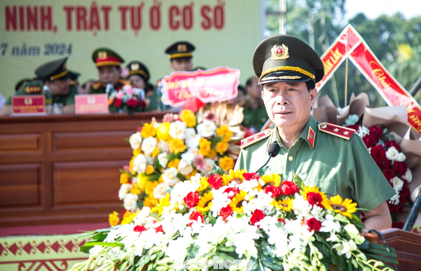 Trung tướng Lê Quốc Hùng, Ủy viên Ban chấp hành Trung ương Đảng, Thứ trưởng Bộ Công an phát biểu tại lễ ra mắt lực lượng tham gia bảo vệ an ninh, trật tự ở cơ sở tại TP Buôn Ma Thuột vào sáng 1/7.