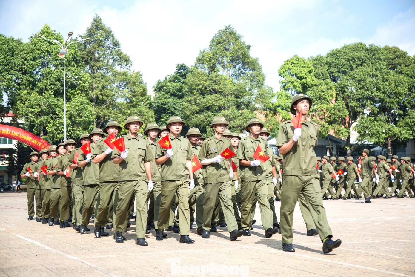Thứ trưởng Bộ Công an chia sẻ, Tây Nguyên là địa bàn trọng yếu có vị trí chiến lược đặc biệt quan trọng về kinh tế, chính trị, văn hóa, xã hội, quốc phòng, an ninh, đối ngoại của cả nước. Trong đó, Đắk Lắk được xác định là địa bàn “chiến lược của chiến lược”, trung tâm vùng Tây Nguyên... Tính chất địa bàn có rất nhiều thuận lợi trong phát triển kinh tế - xã hội, nhưng cũng phức tạp về an ninh, trật tự. Do đó, nhiệm vụ bảo đảm ANTT tạo môi trường bình yên, an ninh, an toàn, phục vụ phát triển kinh tế - xã hội là nhiệm vụ hết sức quan trọng đối với cả hệ thống chính trị.