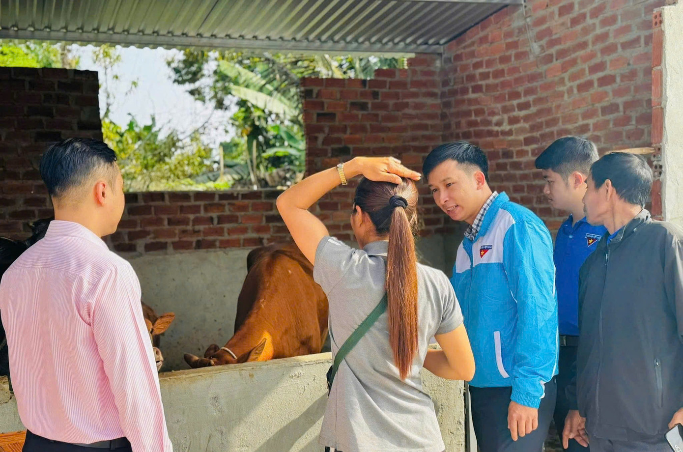 Đoàn tham quan mô hình chăn nuôi của gia đình anh Y Phan Mlô