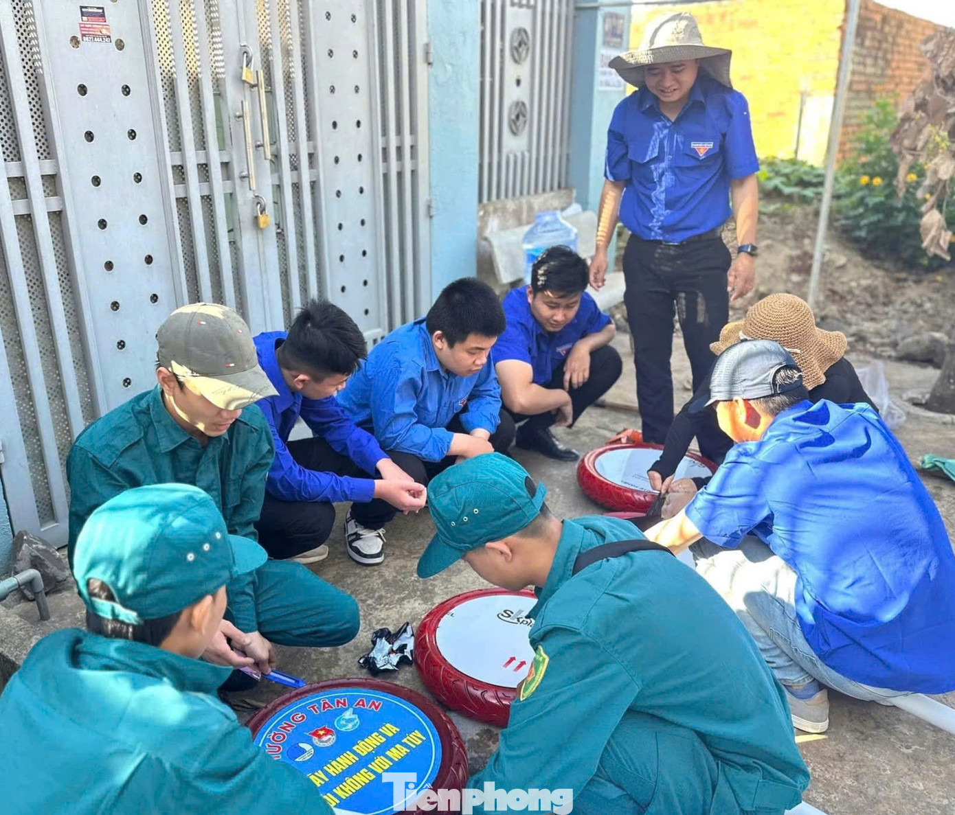 Đoàn thanh niên làm biển báo lốp xe thanh niên tuyên truyền.