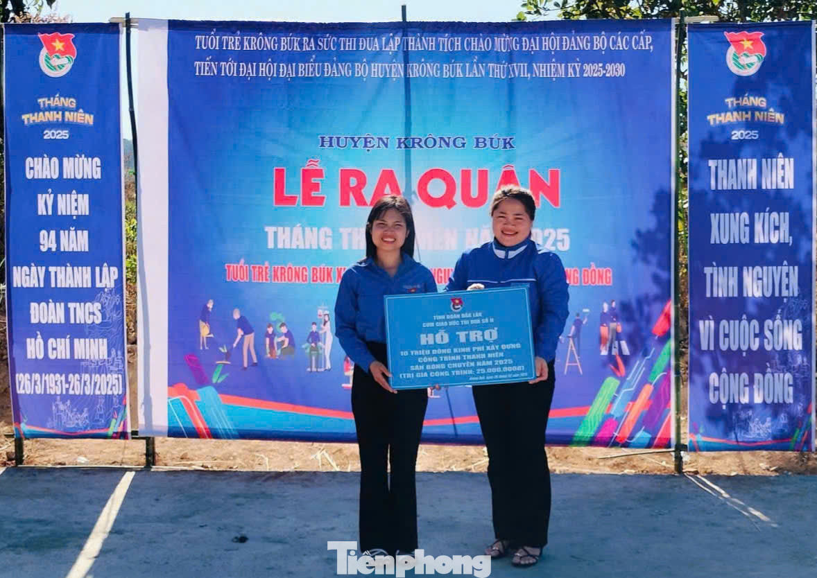 Khởi động Tháng Thanh niên năm 2025, tuổi trẻ huyện Krông Búk khánh thành công trình thanh niên sân bóng chuyền tại xã Ea Sin; Ra mắt đội hình bình dân học vụ số 2025 với 12 thành viên tham gia.