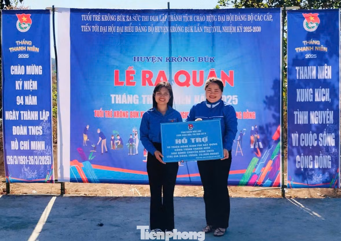 Khởi động Tháng Thanh niên năm 2025, tuổi trẻ huyện Krông Búk khánh thành công trình thanh niên sân bóng chuyền tại xã Ea Sin; Ra mắt đội hình bình dân học vụ số 2025 với 12 thành viên tham gia.