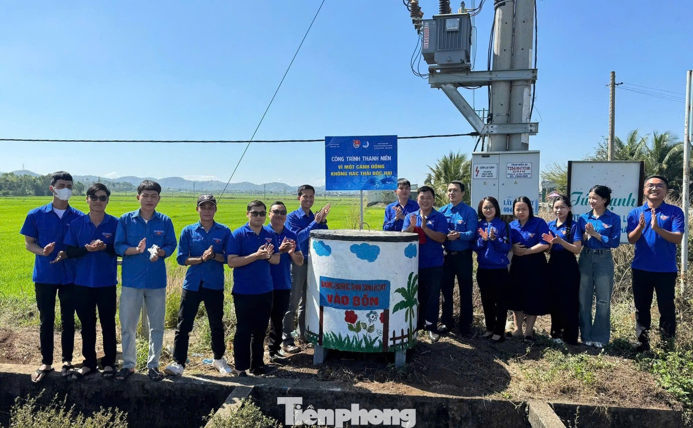 Khởi động Tháng Thanh niên năm 2025, các cơ sở đoàn TP Buôn Ma Thuột triển khai nhiều công trình phần việc ý nghĩa. Đoàn xã Hòa Khánh phối hợp các đơn vị triển khai công trình thanh niên “Vì một cánh đồng không rác thải độc hại”.
