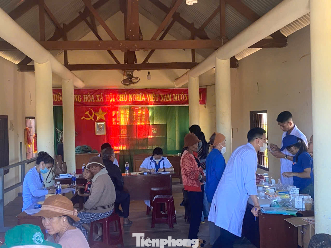 Đội ngũ y, bác sĩ trẻ khám bệnh, cấp phát thuốc cho 200 người dân có hoàn cảnh khó khăn xã Ea Sin. Đoàn phát động phong trào tuổi trẻ Krông Búk chung tay xóa nhà tạm, nhà dột nát trên địa bàn huyện năm 2025.