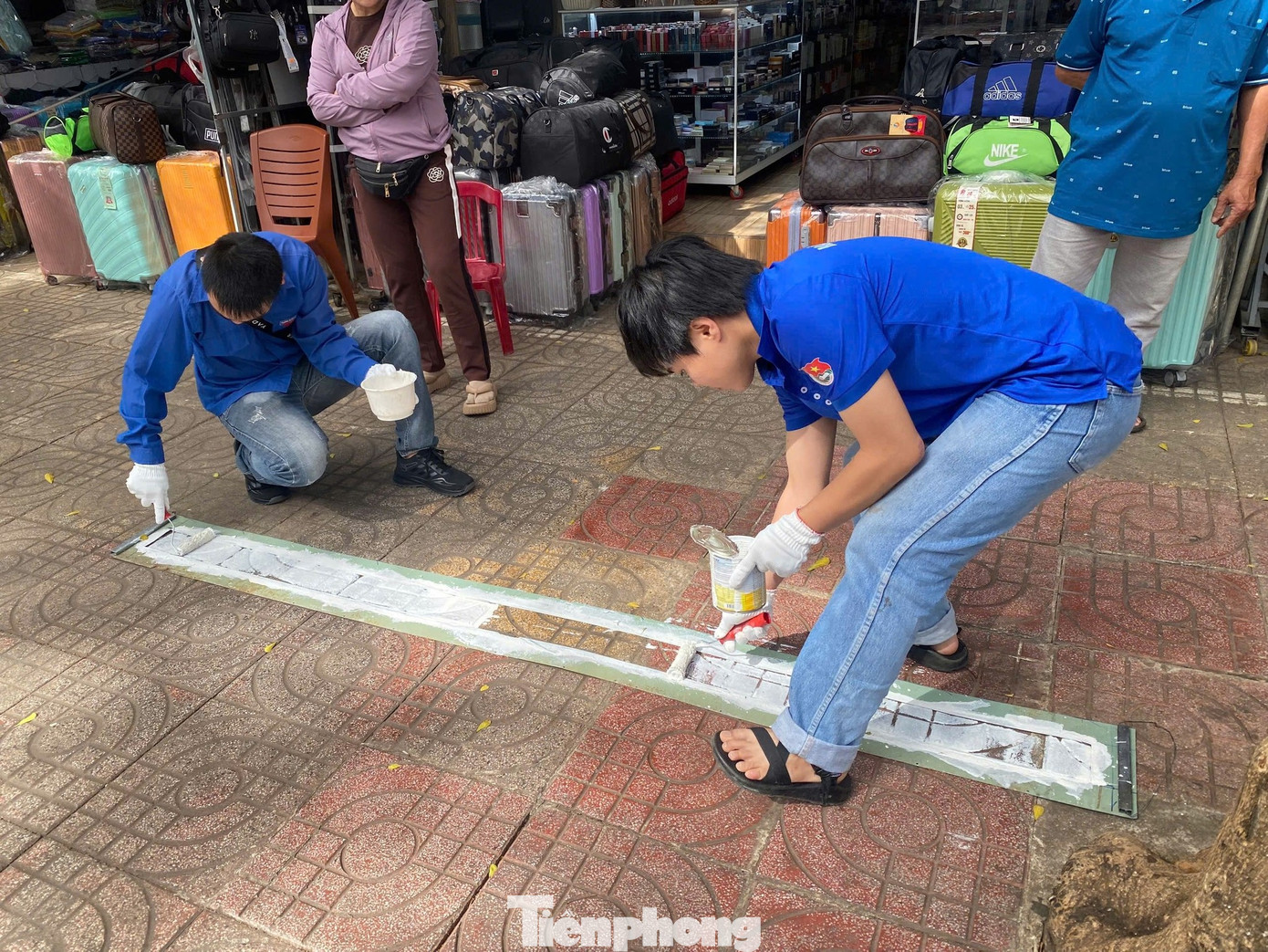 Đoàn phường Thành Công và Đoàn phường Tân Tiến triển khai ra quân xóa quảng cáo rao vặt, vẽ vạch sơn tuyên truyền người dân buôn bán không lấn chiếm lòng hè chuẩn bị Lễ hội cà phê Buôn Ma Thuột lần thứ 9.