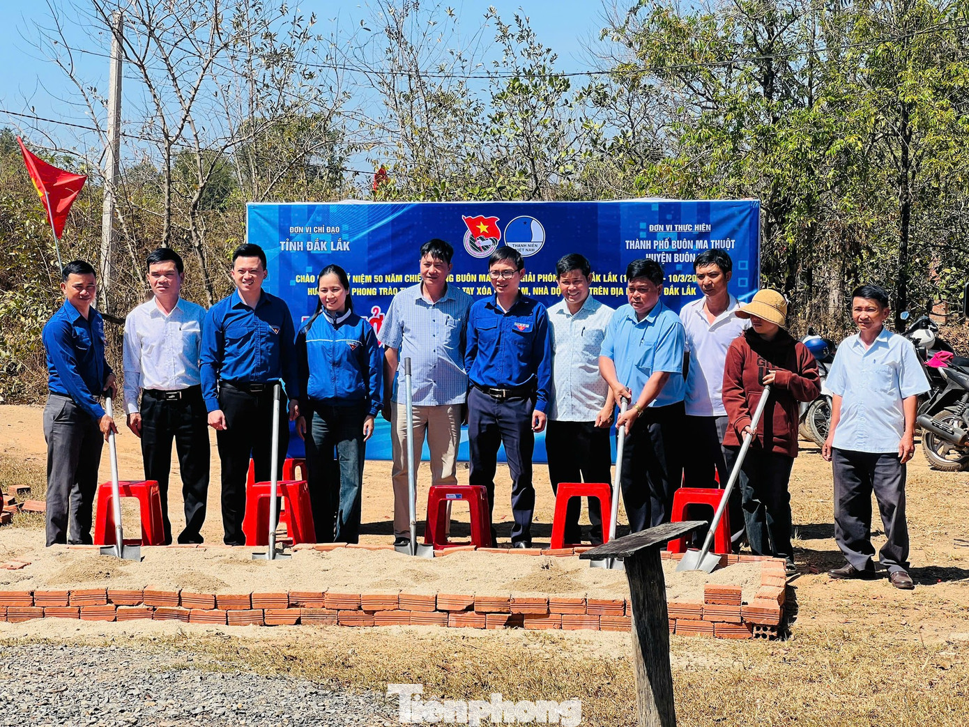 Thực hiện phong trào thi đua "Chung tay xóa nhà tạm - nhà dột nát năm 2025", Thành Đoàn Buôn Ma Thuột đã trao Công trình thanh niên xây dựng 1 căn nhà nhân ái trên địa bàn huyện Buôn Đôn trị giá 50 triệu đồng.