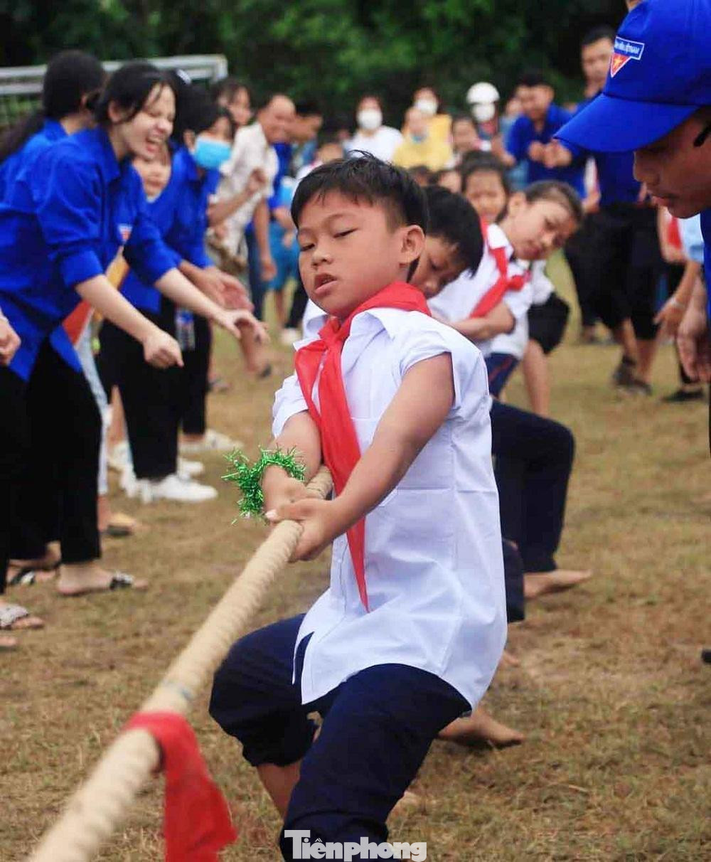 Phần thi kéo co của các trại sinh