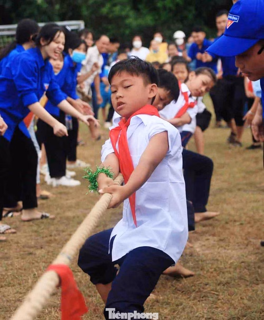 Phần thi kéo co của các trại sinh