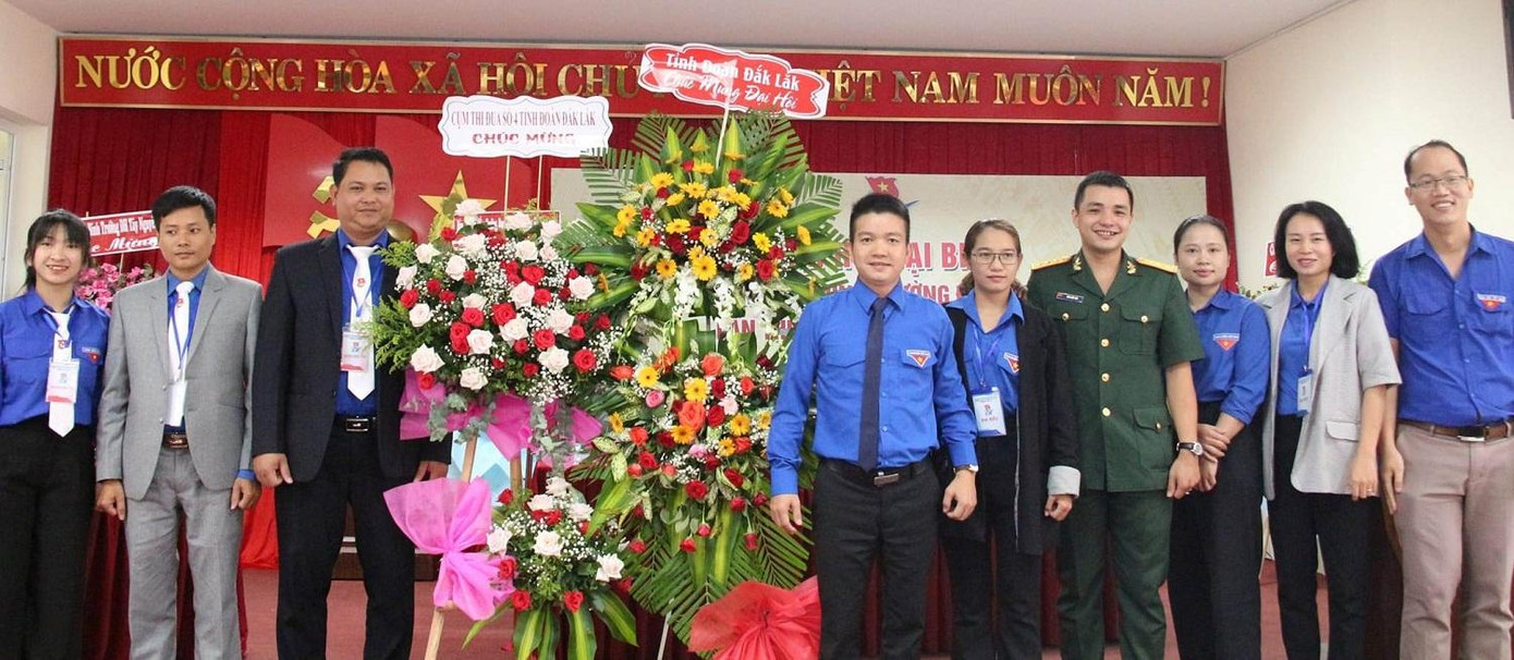 Tỉnh Đoàn Đắk Lắk tặng hoa chúc mừng Đại hội