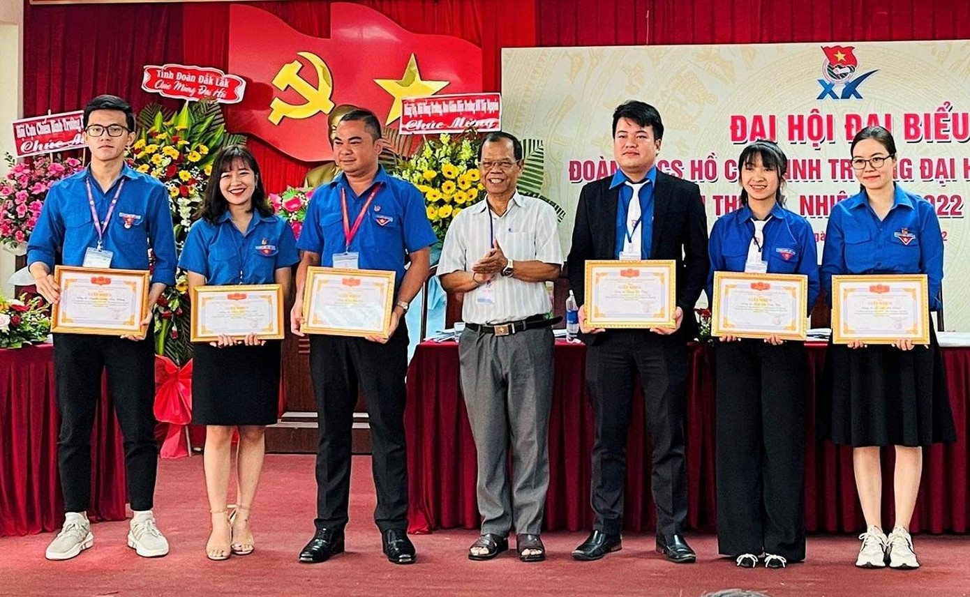 Đoàn trường khen thưởng các cá nhân xuất sắc trong công tác đoàn