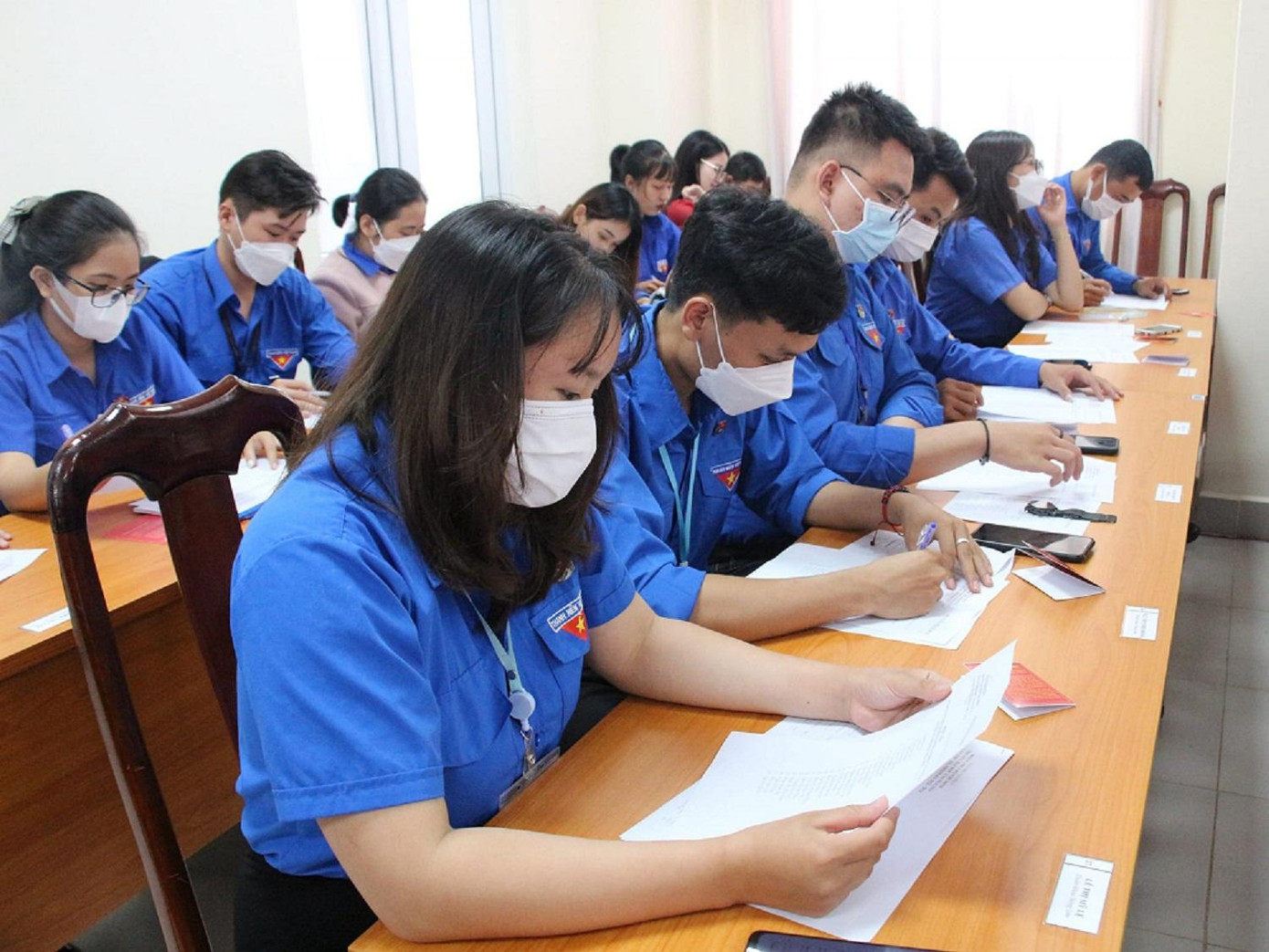 Đoàn viên thanh niên đang tiến hành bầu cử