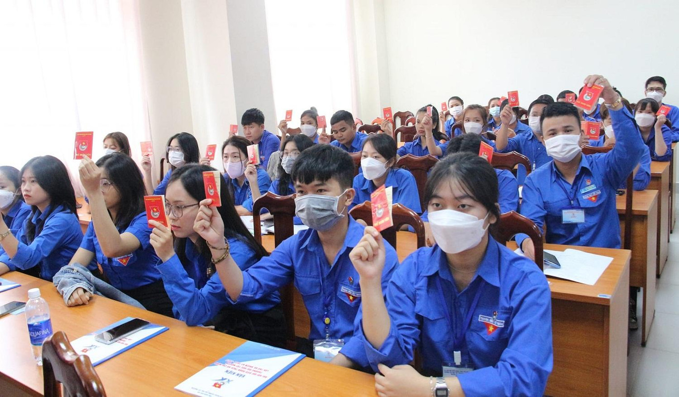 Các đại biểu biểu quyết bằng thẻ đoàn