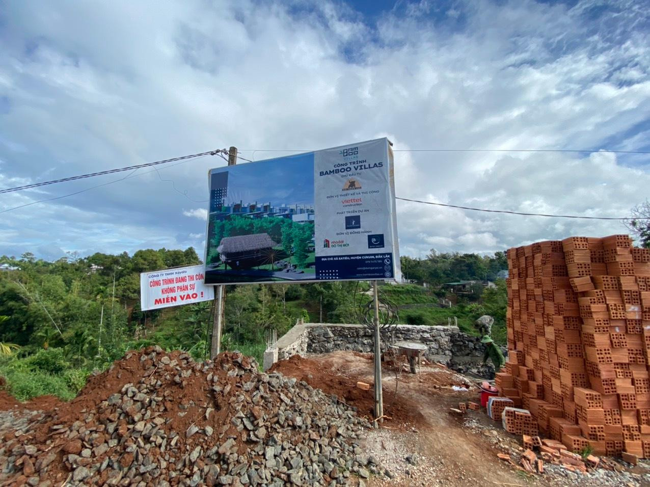 Như Tiền Phong phản ánh trong bài viết Tái diễn dự án "bánh vẽ" ở Tây Nguyên, Cty CP đầu tư và Phát triển Du lịch sinh thái Đại Ngàn (Đại Ngàn JSC, trụ sở tại số 29 Yplô Êban, phường Tự An, TP.Buôn Ma Thuột, Đắk Lắk), tự giới thiệu là chủ đầu tư Dự án khu biệt thự Bamboo Villas.