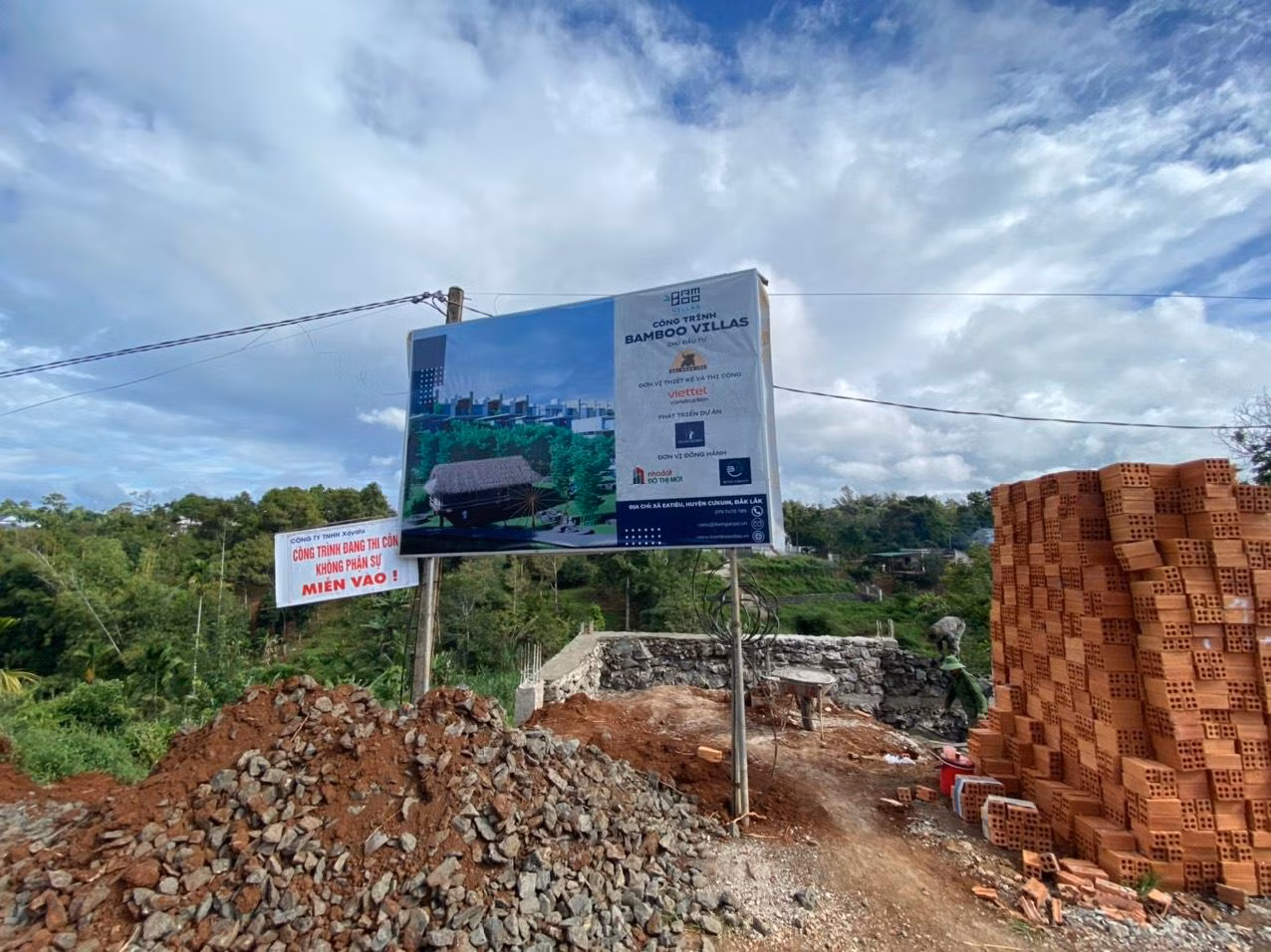 Như Tiền Phong phản ánh trong bài viết Tái diễn dự án "bánh vẽ" ở Tây Nguyên, Cty CP đầu tư và Phát triển Du lịch sinh thái Đại Ngàn (Đại Ngàn JSC, trụ sở tại số 29 Yplô Êban, phường Tự An, TP.Buôn Ma Thuột, Đắk Lắk), tự giới thiệu là chủ đầu tư Dự án khu biệt thự Bamboo Villas.