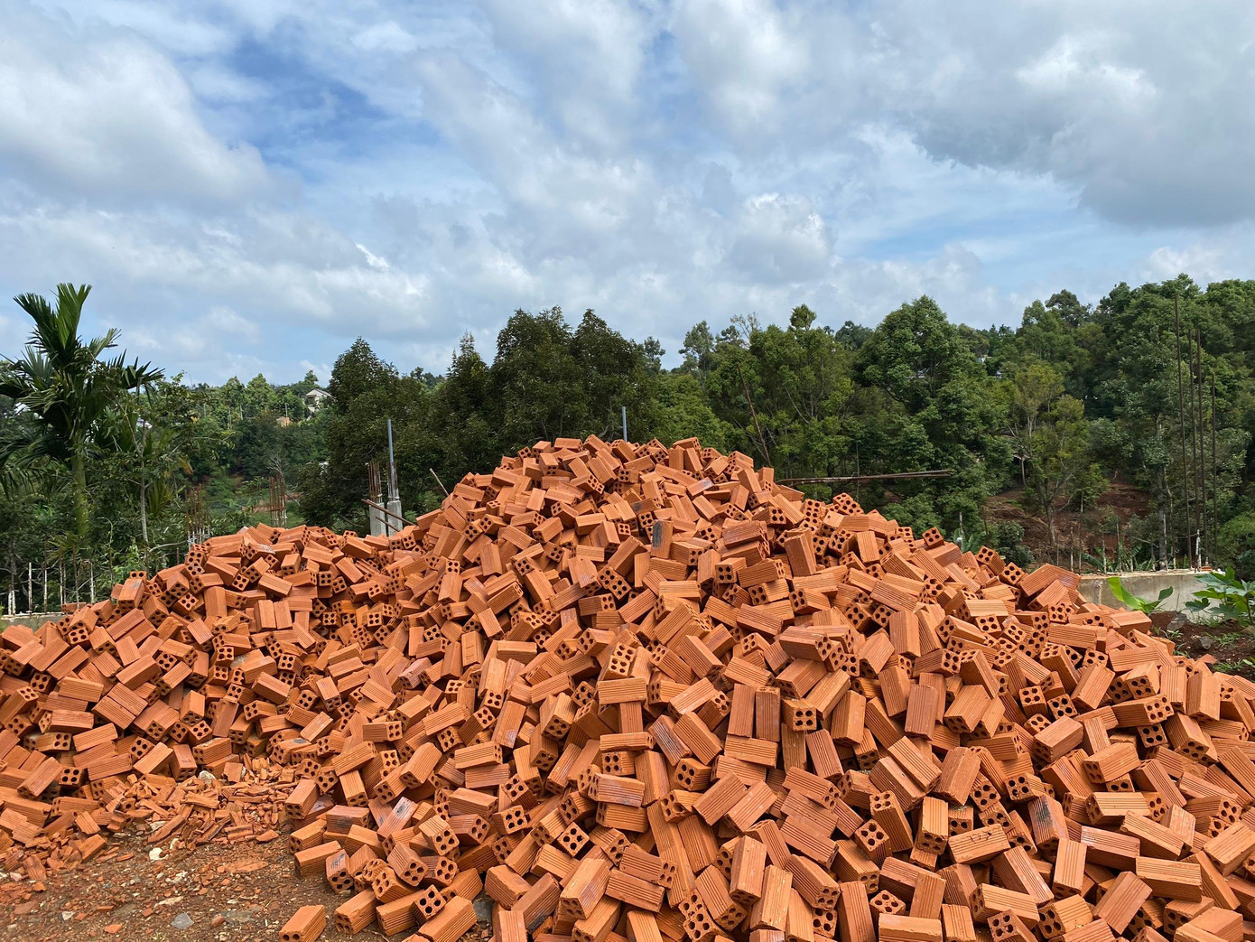 Trả lời Tiền Phong, UBND huyện Cư Kuin cho biết, trên địa bàn không có dự Bamboo Villas nào được cấp chủ trương xây dựng. Trước đó, UBND xã Ea Ktur kiểm tra, ghi nhận tại thôn 8 - nơi quảng cáo dự án trên có trường hợp ông Vũ Bảo Nghĩa (SN 1993, trú phường Thành Công, TP.Buôn Ma Thuột) đang xây dựng một công trình nhà ở. Sau 2 lần kiểm tra và lập biên bản vi phạm hành chính vào các ngày 29/9 và 3/10, ông Nghĩa - người được chủ đất là ông Nguyễn Quốc Lập uỷ quyền đã dừng thi công.