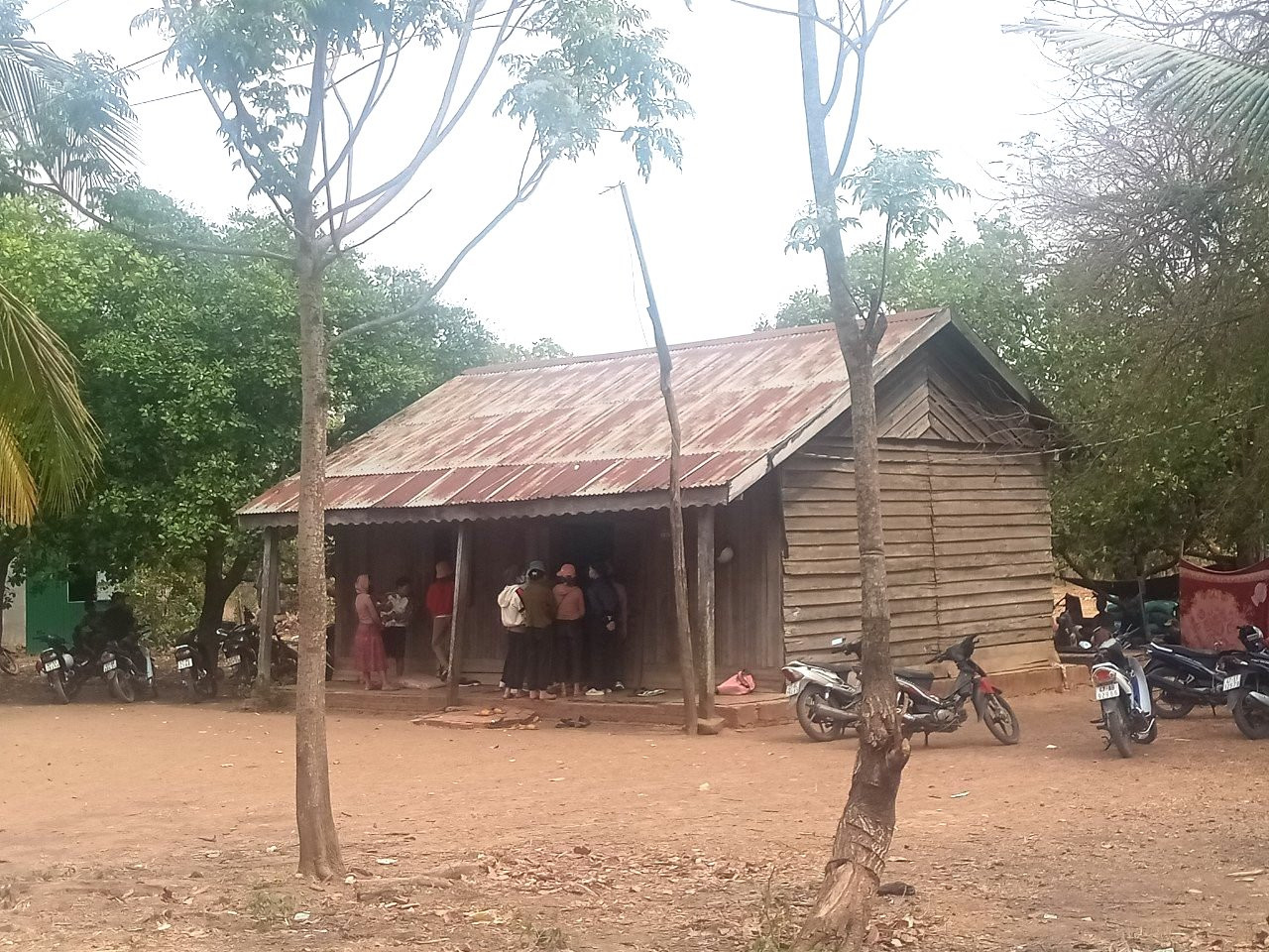 Hàng xóm đến chia buồn cùng gia đình nữ sinh lớp 7 tử vong trong giờ học thể dục