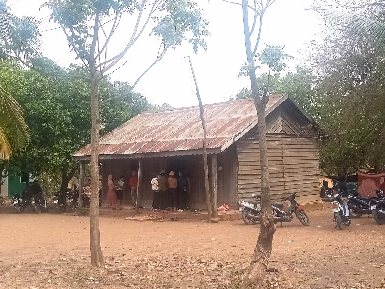 Hàng xóm đến chia buồn cùng gia đình nữ sinh lớp 7 tử vong trong giờ học thể dục Hàng xóm đến chia buồn cùng gia đình nữ sinh lớp 7 tử vong trong giờ học thể dục