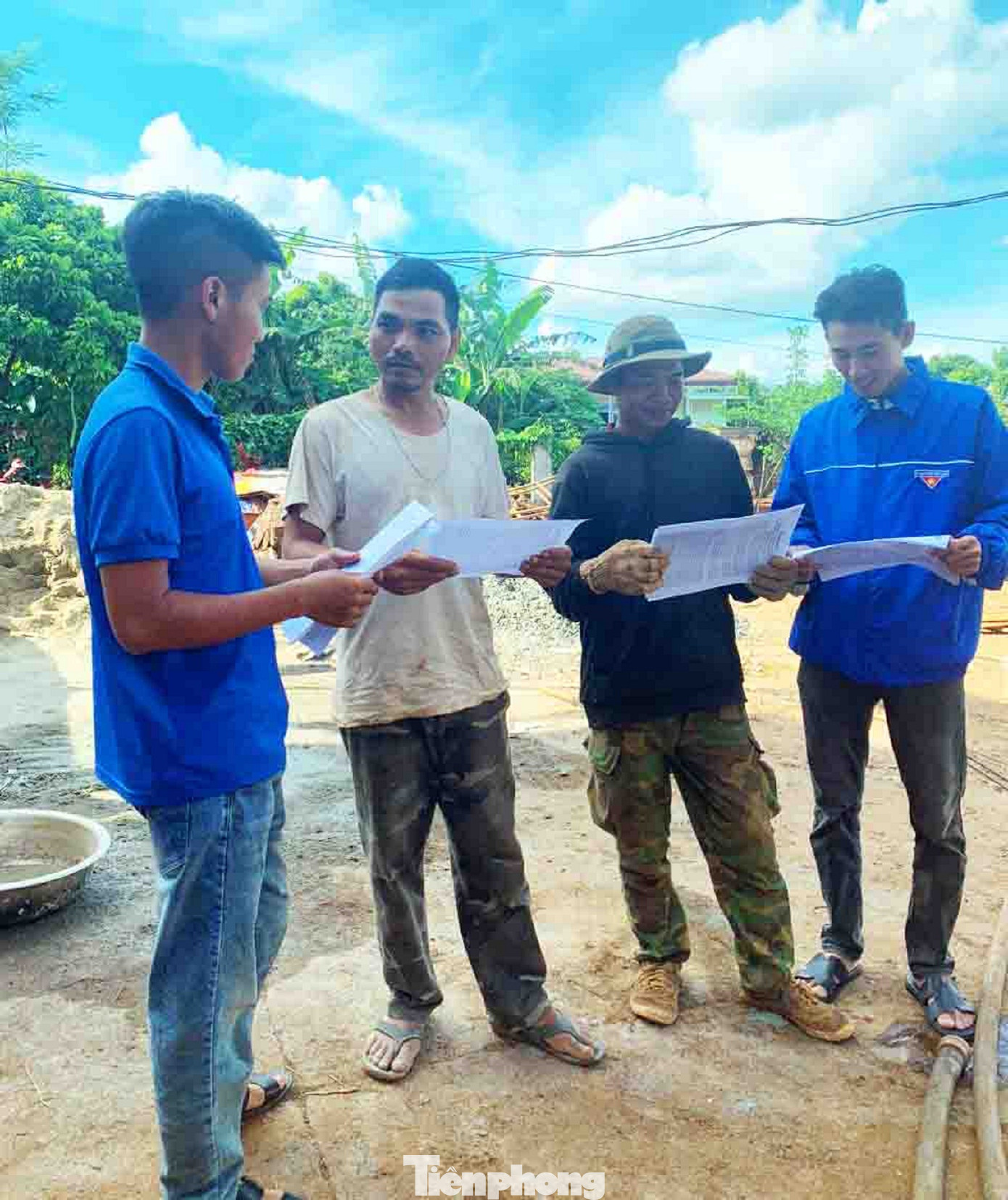 Tình nguyện viên tuyên truyền, giải đáp thắc mắc những điều người dân chưa hiểu