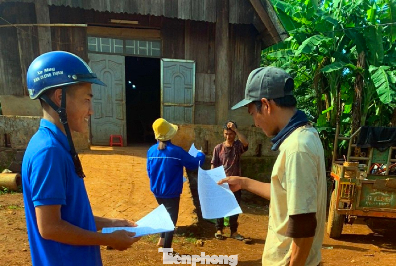 Đoàn viên thanh niên phát tờ rơi, tuyên truyền cho bà con