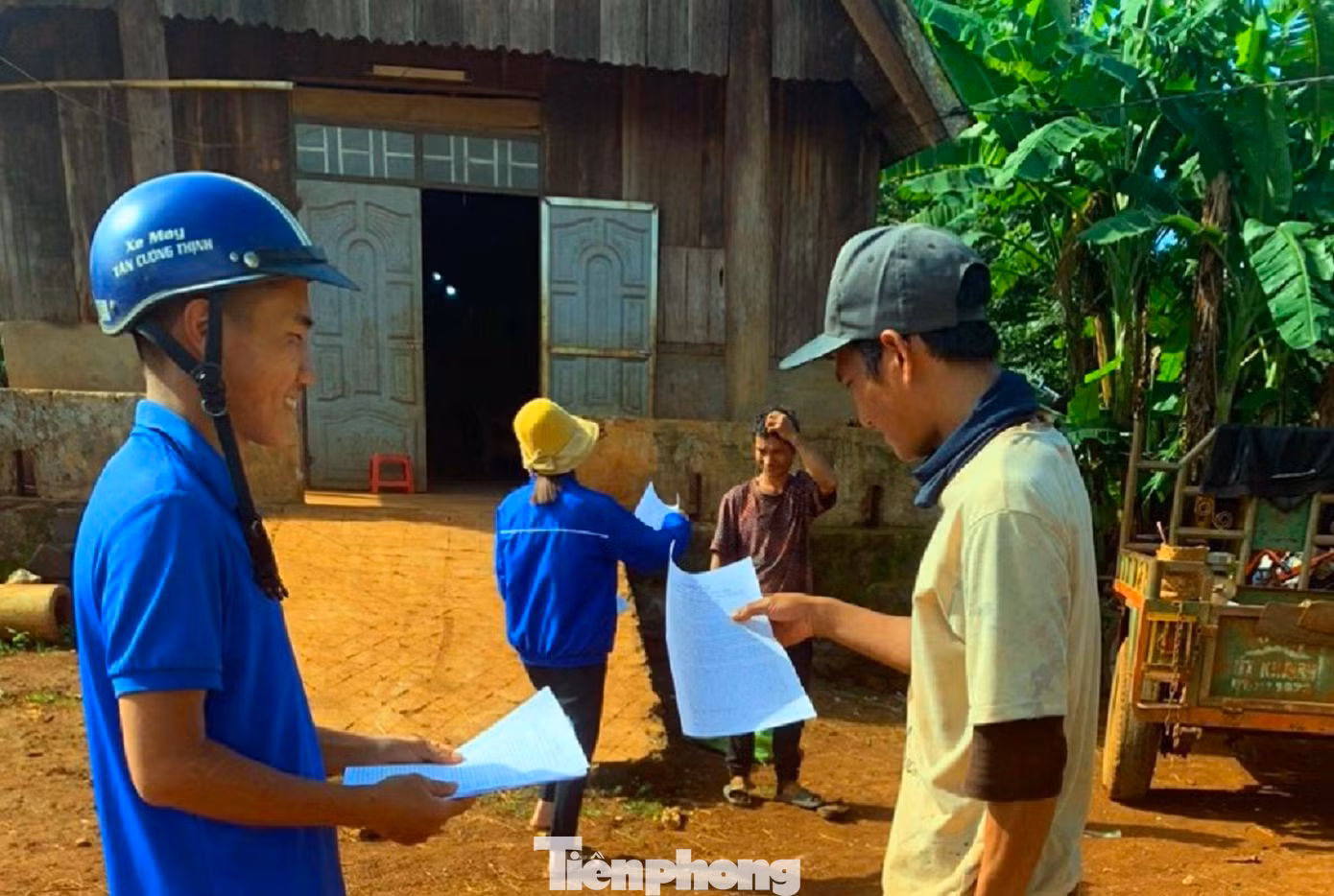 Đoàn viên thanh niên phát tờ rơi, tuyên truyền cho bà con