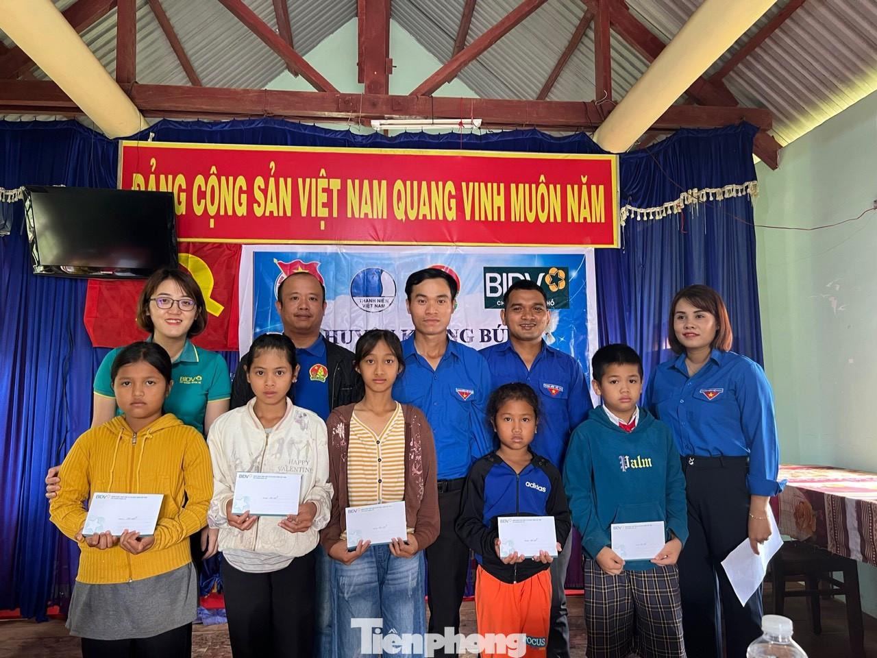 Học sinh khó khăn của huyện Krông Búk được nhận quà