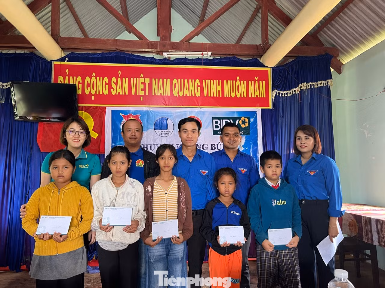 Học sinh khó khăn của huyện Krông Búk được nhận quà