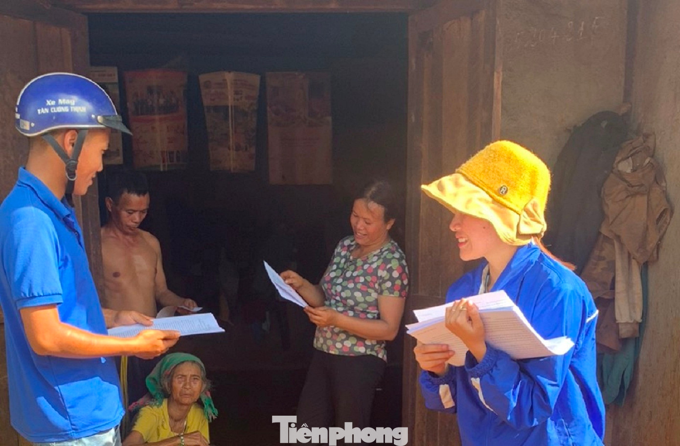 Tình nguyện viên đến từng nhà người dân tuyên truyền