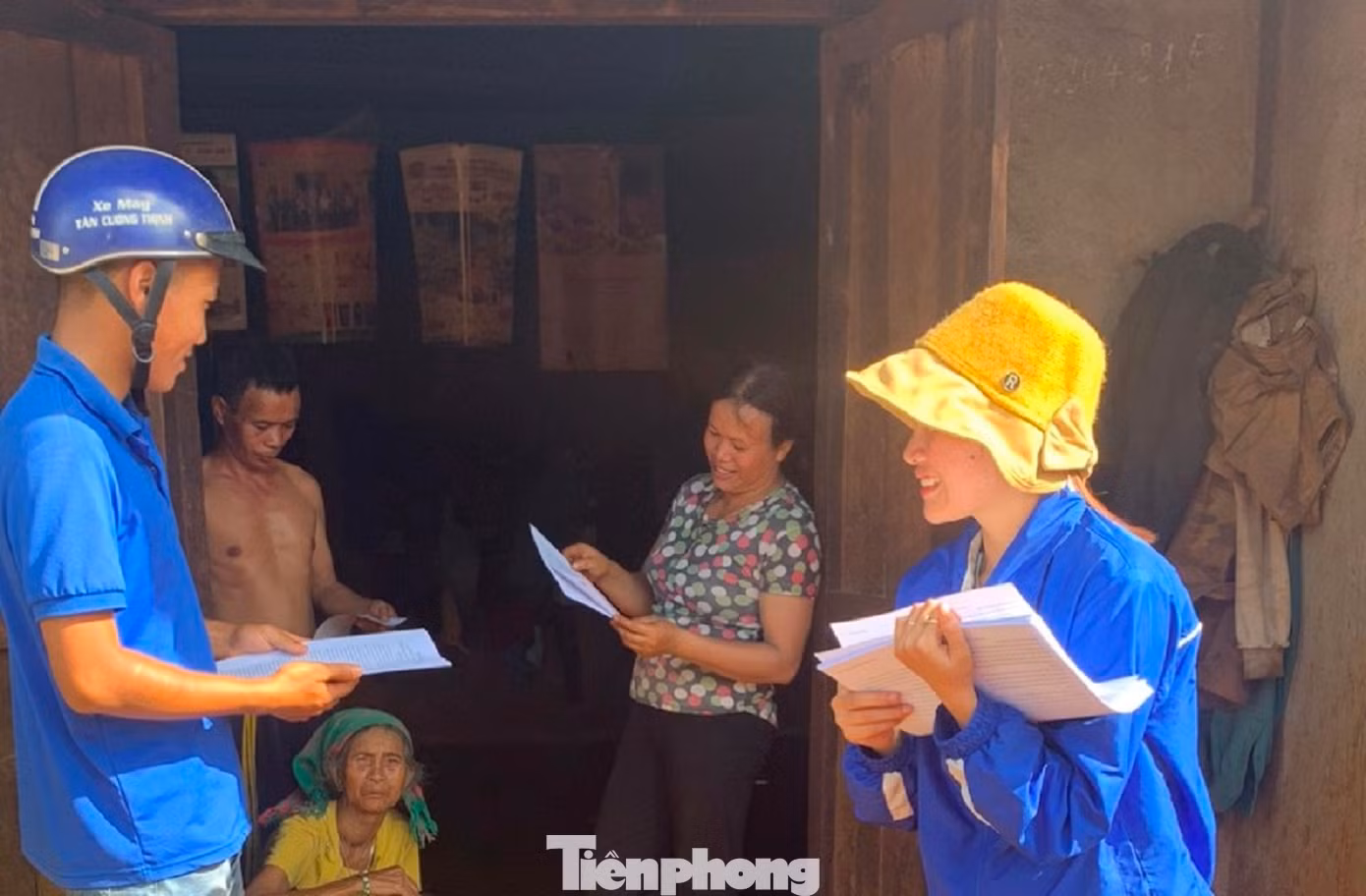 Tình nguyện viên đến từng nhà người dân tuyên truyền