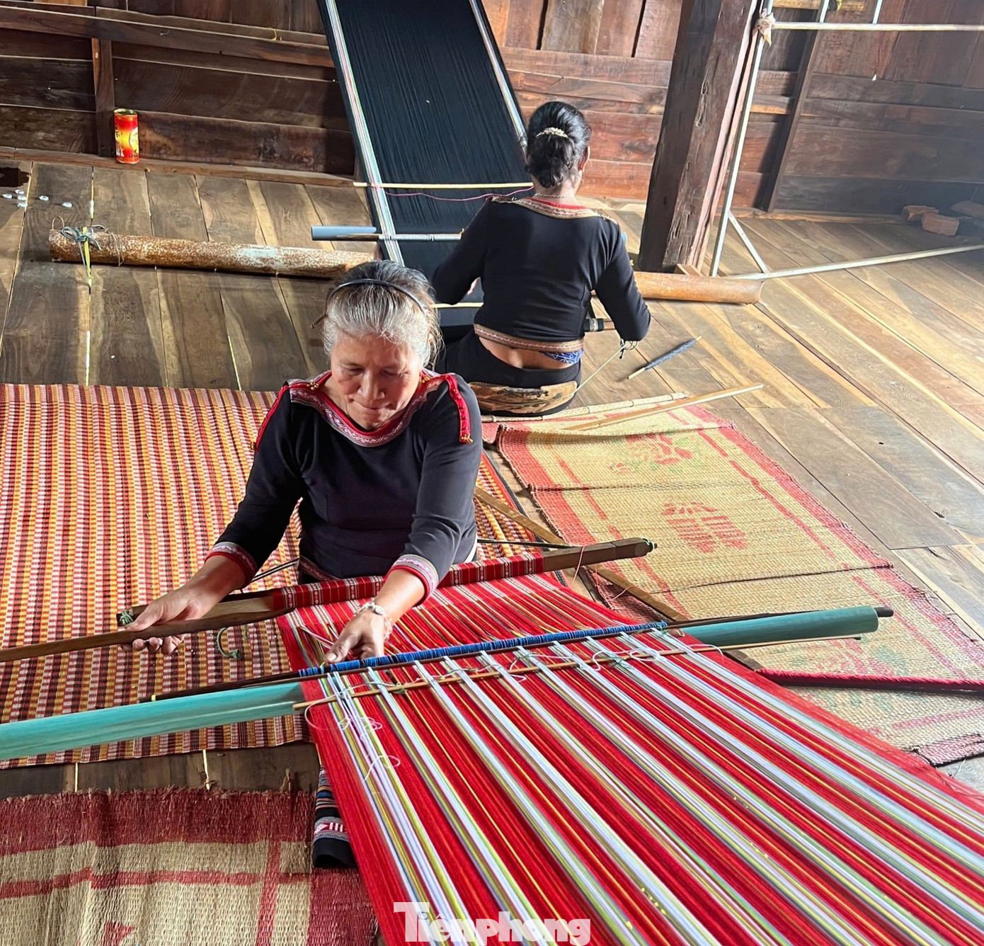 Nghệ nhân dệt thổ cẩm trong ngôi nhà sàn được Hội Từ Tâm trao tặng.