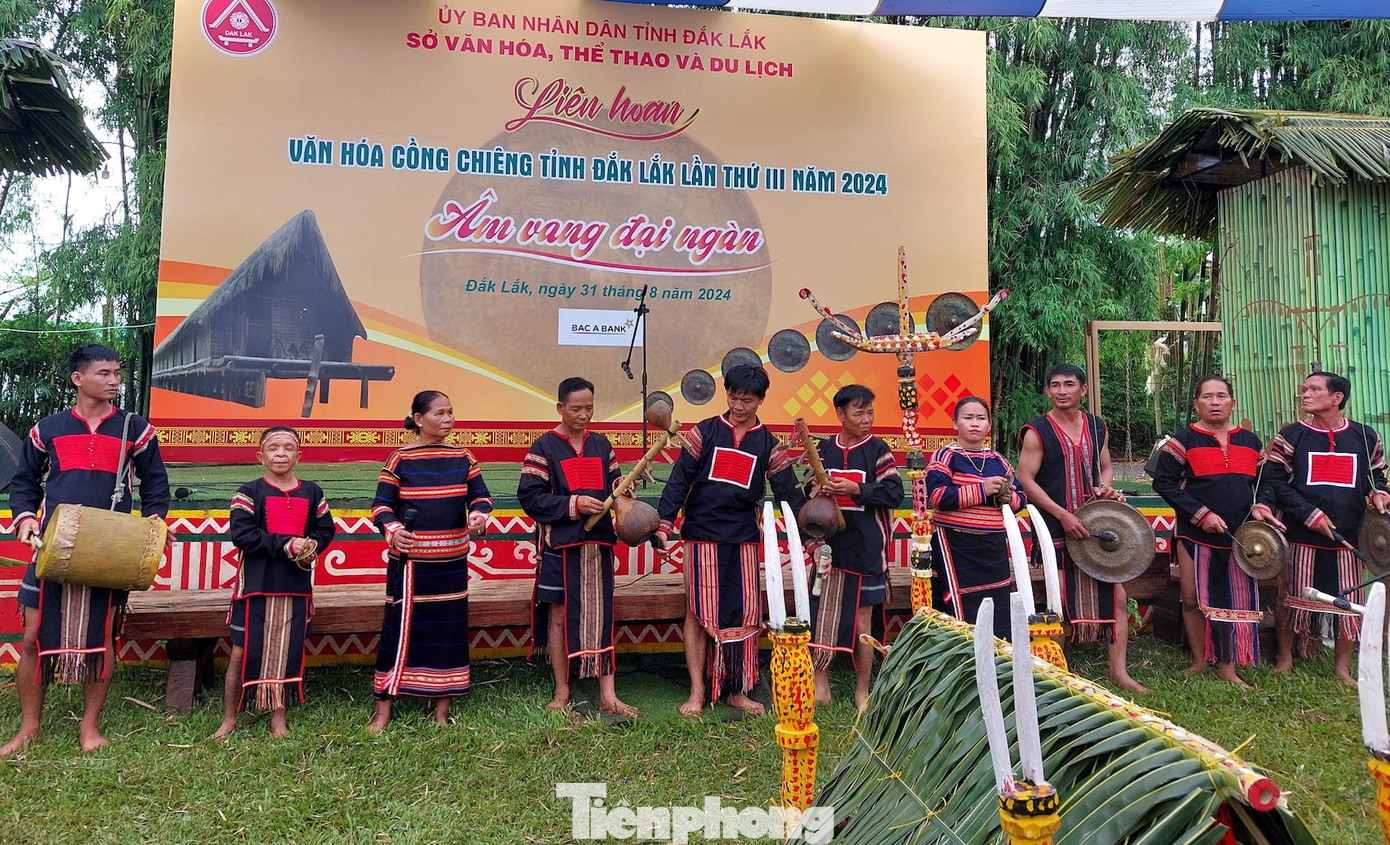 Đội nghệ nhân dân tộc Gia Rai huyện Ea Súp biểu diễn. Đội nghệ nhân dân tộc Gia Rai huyện Ea Súp biểu diễn.