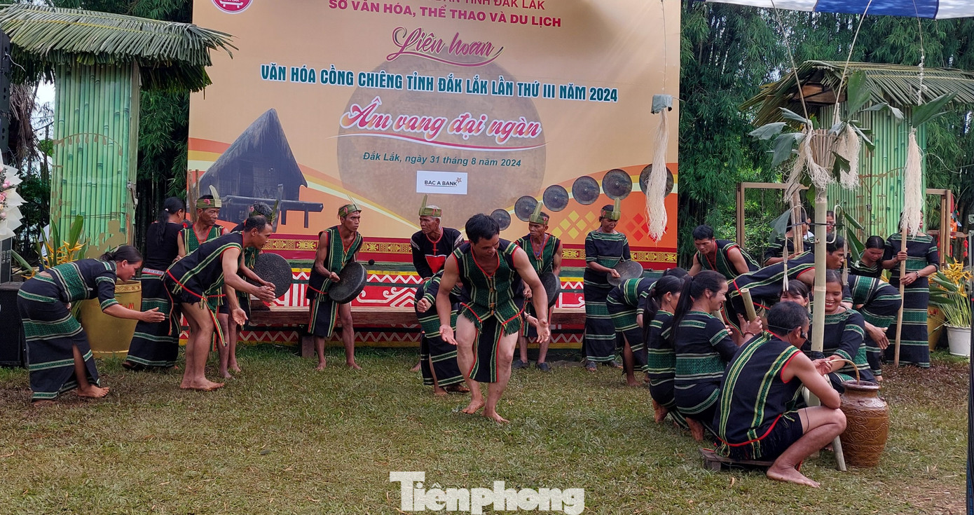 Múa nhịp điệu mùa của dân tộc Mnông huyện Lắk. Múa nhịp điệu mùa của dân tộc Mnông huyện Lắk.