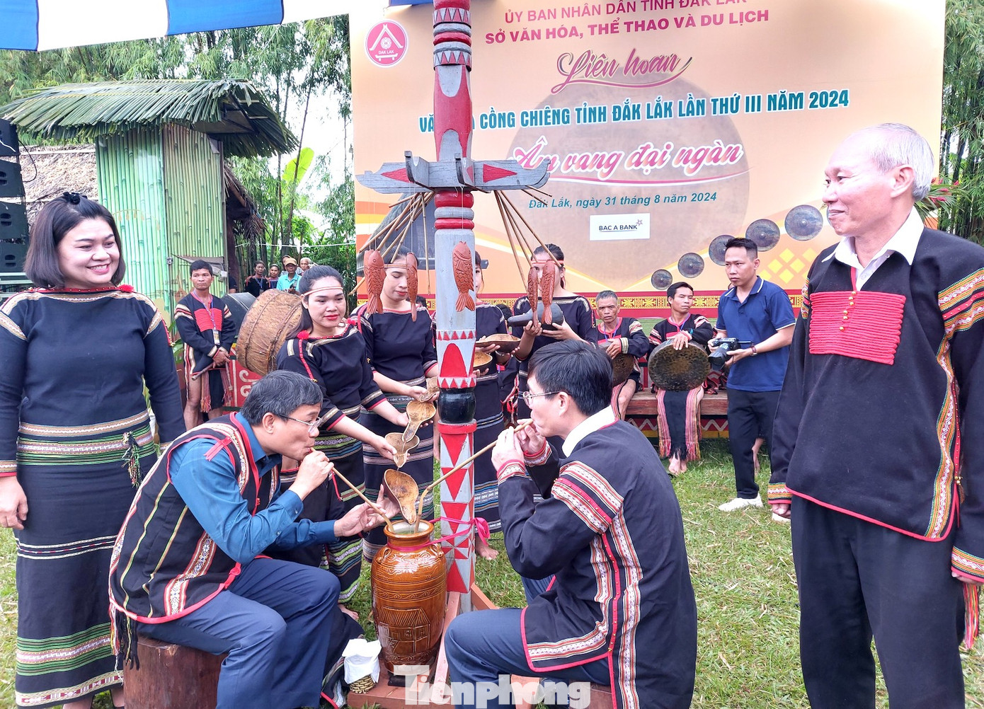 Đại biểu thưởng thức rượu cần khai hội. Đại biểu thưởng thức rượu cần khai hội.