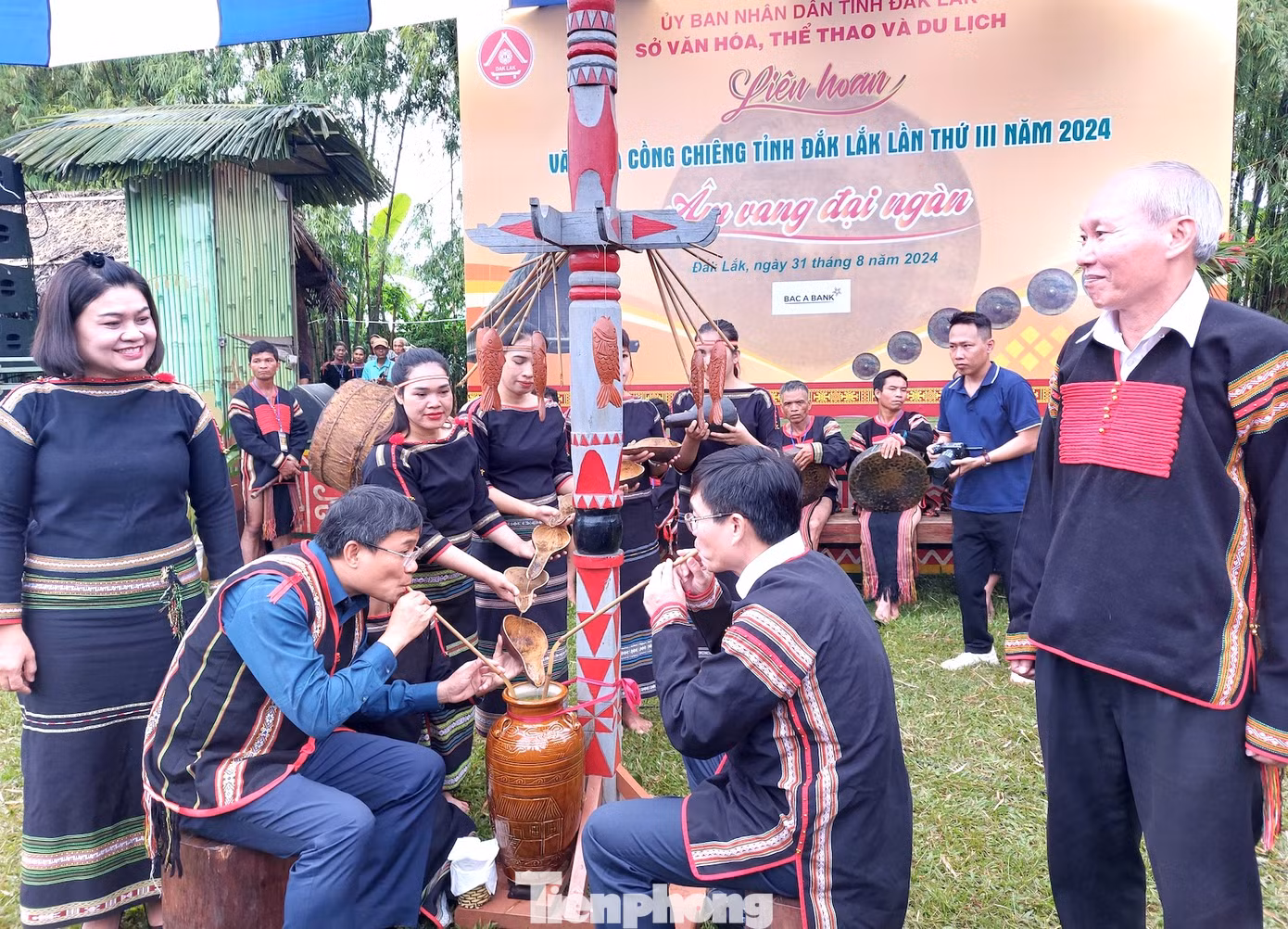 Đại biểu thưởng thức rượu cần khai hội.