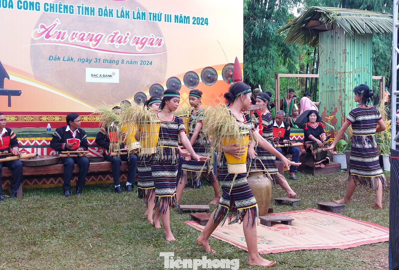 Các tiết mục đặc sắc tại liên hoan văn cồng chiêng tỉnh Đắk Lắk. Các tiết mục đặc sắc tại liên hoan văn cồng chiêng tỉnh Đắk Lắk.
