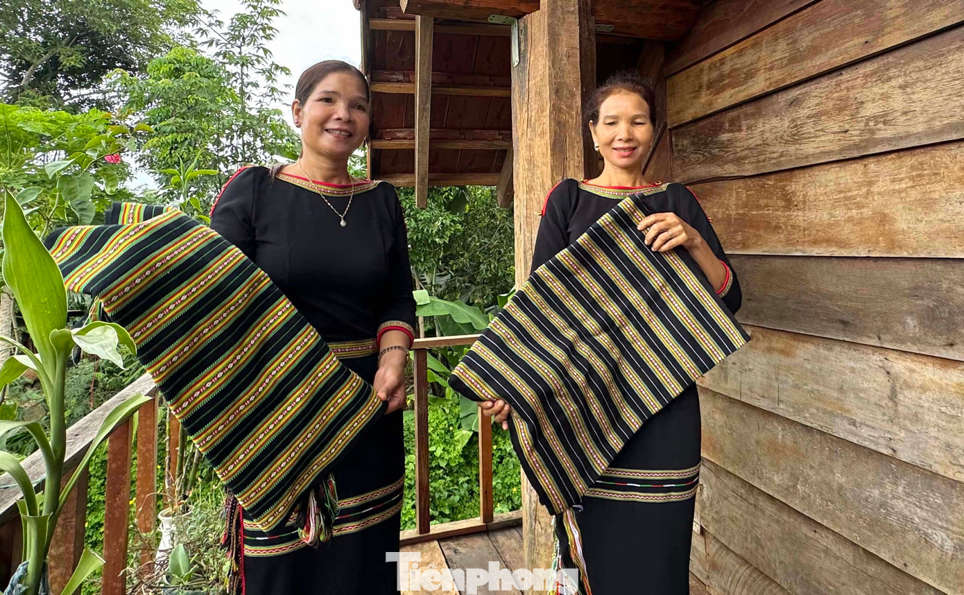 Thành viên tổ hợp tác giới thiệu sản phẩm thổ cẩm.