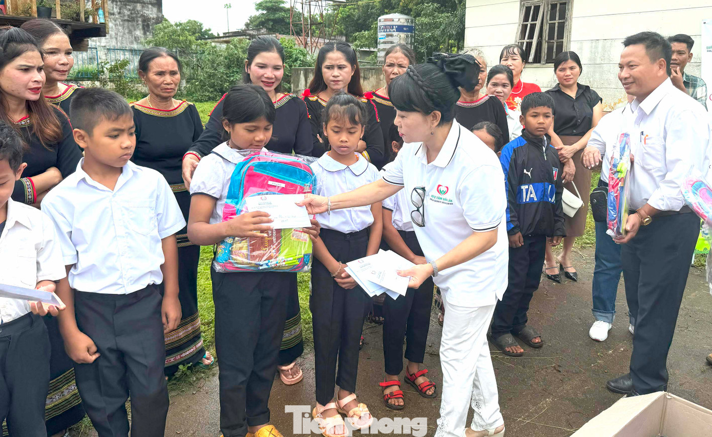 Học sinh khó khăn được nhận quà từ Hội Từ Tâm.