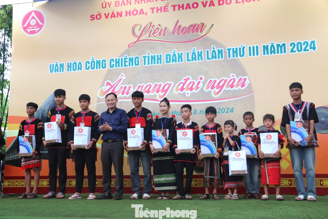 Ban tổ chức trao tặng suất quà cho các nghệ nhân trẻ. Ban tổ chức trao tặng suất quà cho các nghệ nhân trẻ.