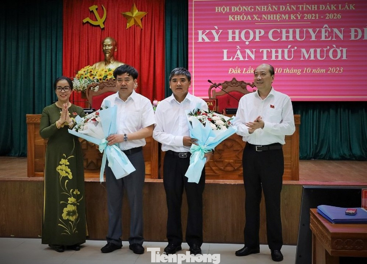 Lãnh đạo HĐND, UBND tỉnh tặng hoa chúc mừng ông Nguyễn Minh Huấn và ông Nguyễn Đức Vinh.