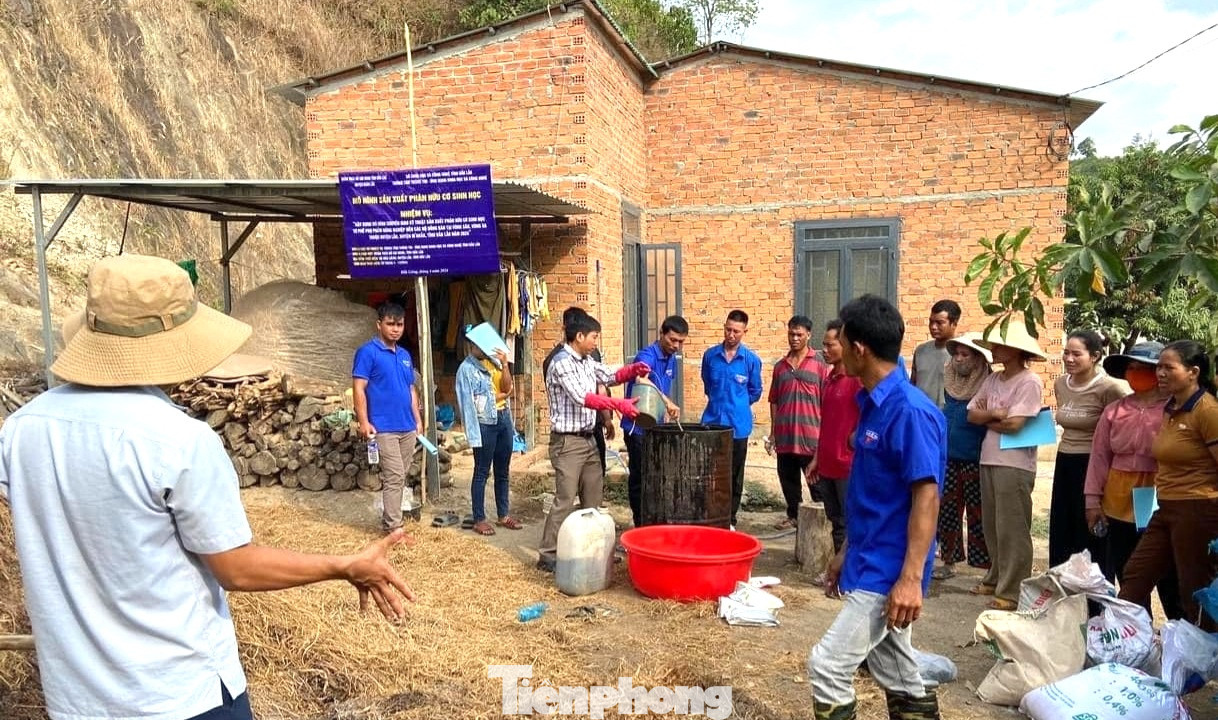 Thông qua lớp tập huấn nhằm giúp cho bà con nhân dân và đoàn viên thanh niên trên địa bàn huyện nâng cao kiến thức, kỹ năng về quy trình sản xuất phân bón hữu cơ vi sinh, hiểu biết về vai trò, tác dụng của phân bón hữu cơ vi sinh đối với sản xuất nông nghiệp.